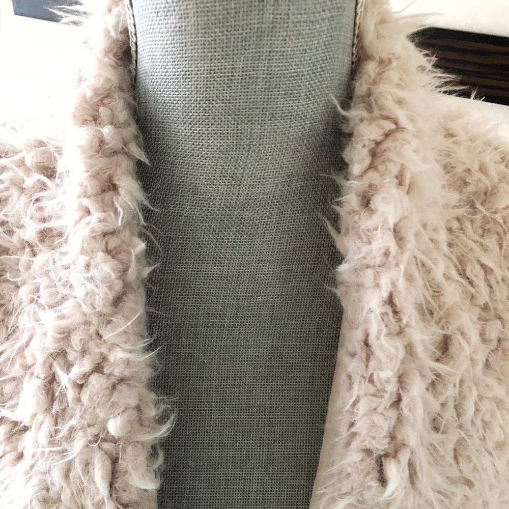 NWT 💥LAST ONE💥 Super Cute Faux Shearing Vest! - Picture 4 of 4